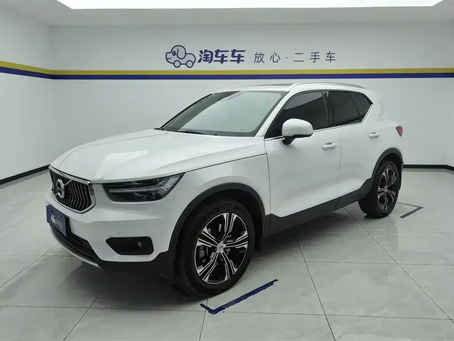 Volvo XC40 — фото 1
