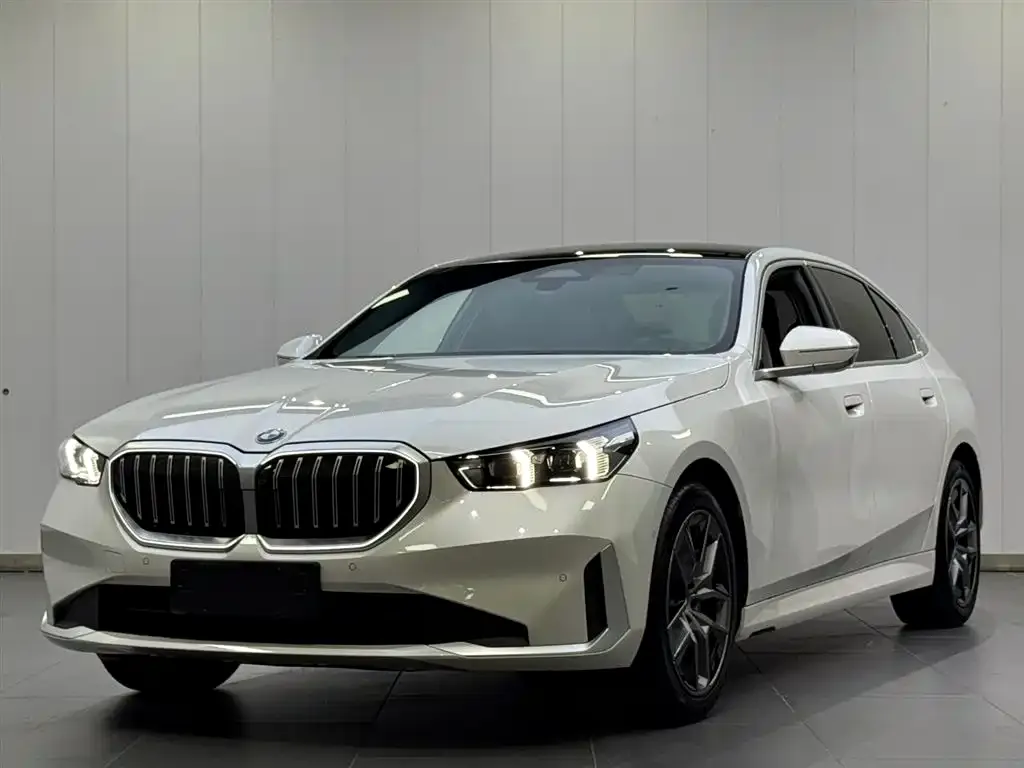 BMW 5 Series — фото 1