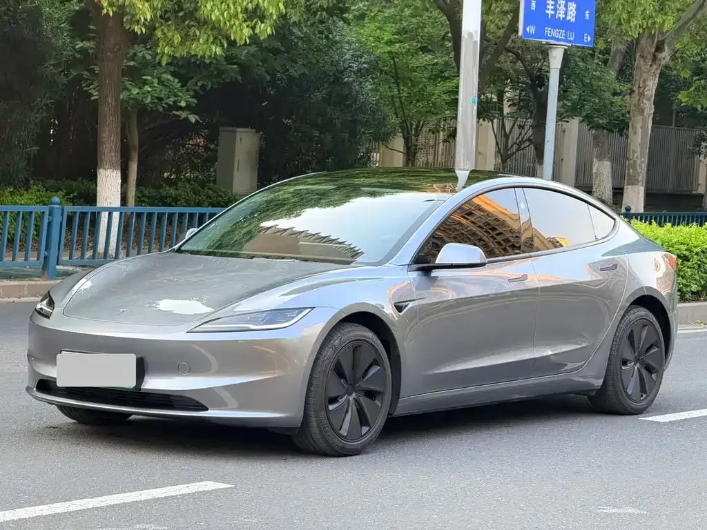 Tesla Model 3 — фото 1