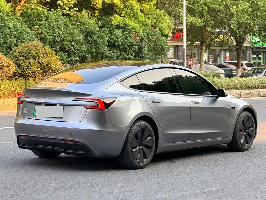 Tesla Model 3 — фото 9