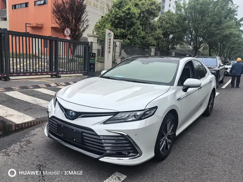 Toyota Camry — фото 1