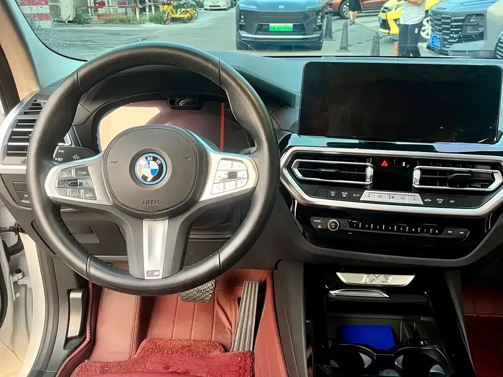 BMW iX3 — фото 9