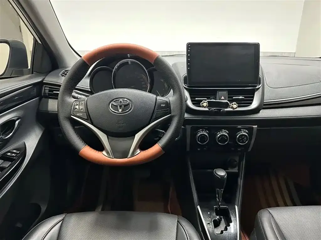 Toyota Yaris L — фото 4