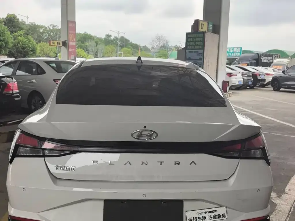 Hyundai Elantra — фото 2