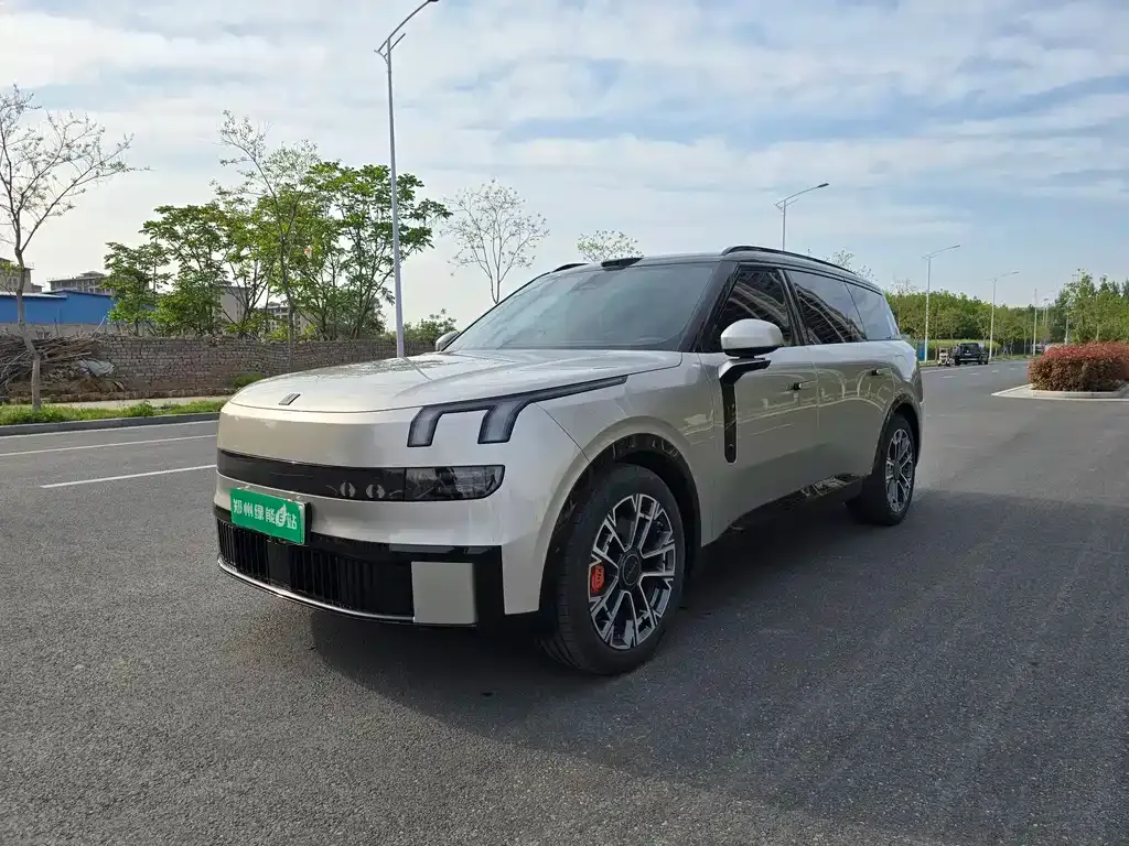 Lynk & Co 900
