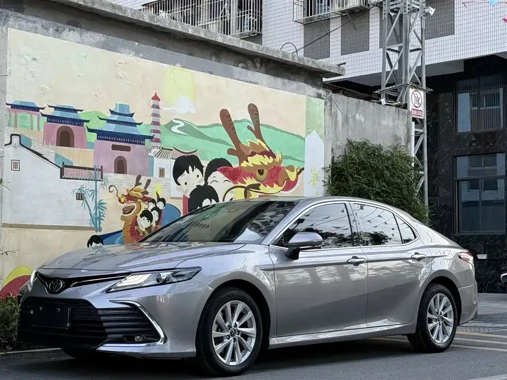 Toyota Camry — фото 1