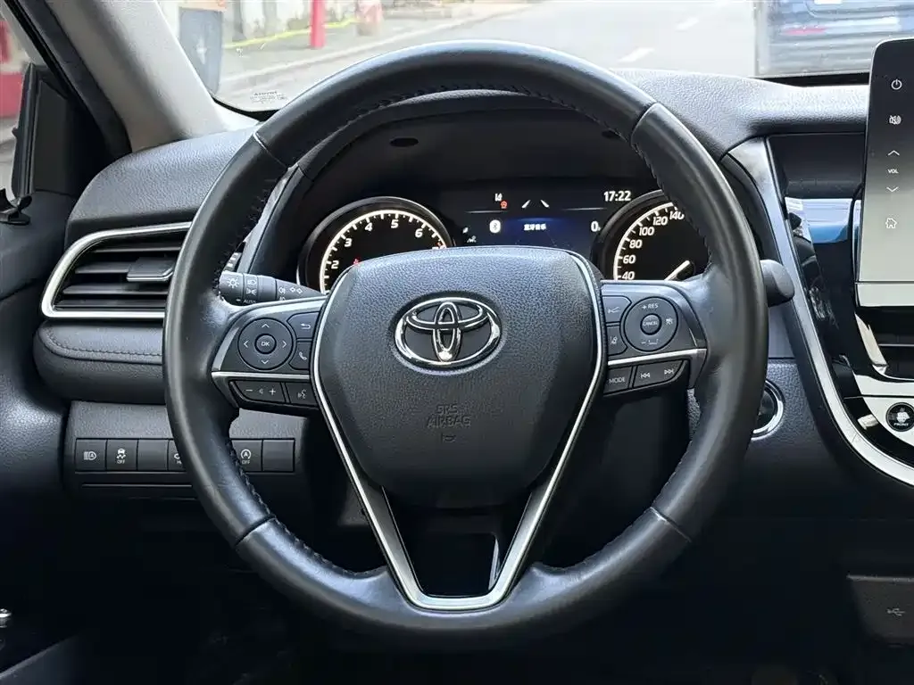Toyota Camry — фото 8