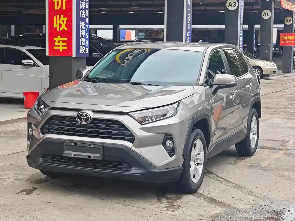 Toyota RAV4 — фото 1