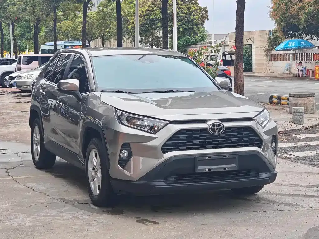 Toyota RAV4 — фото 7