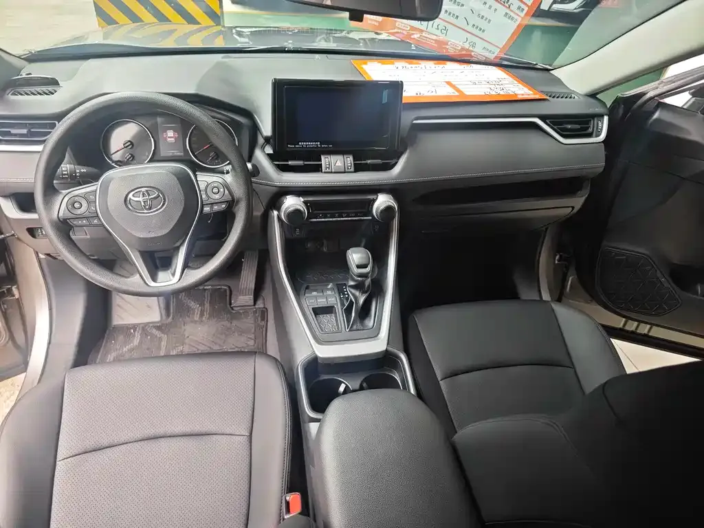 Toyota RAV4 — фото 8