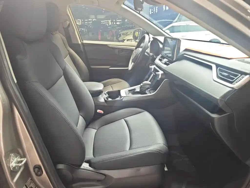Toyota RAV4 — фото 10