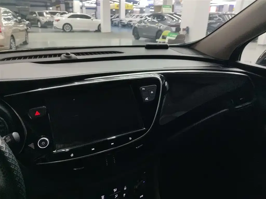 Buick Envision Plus — фото 2