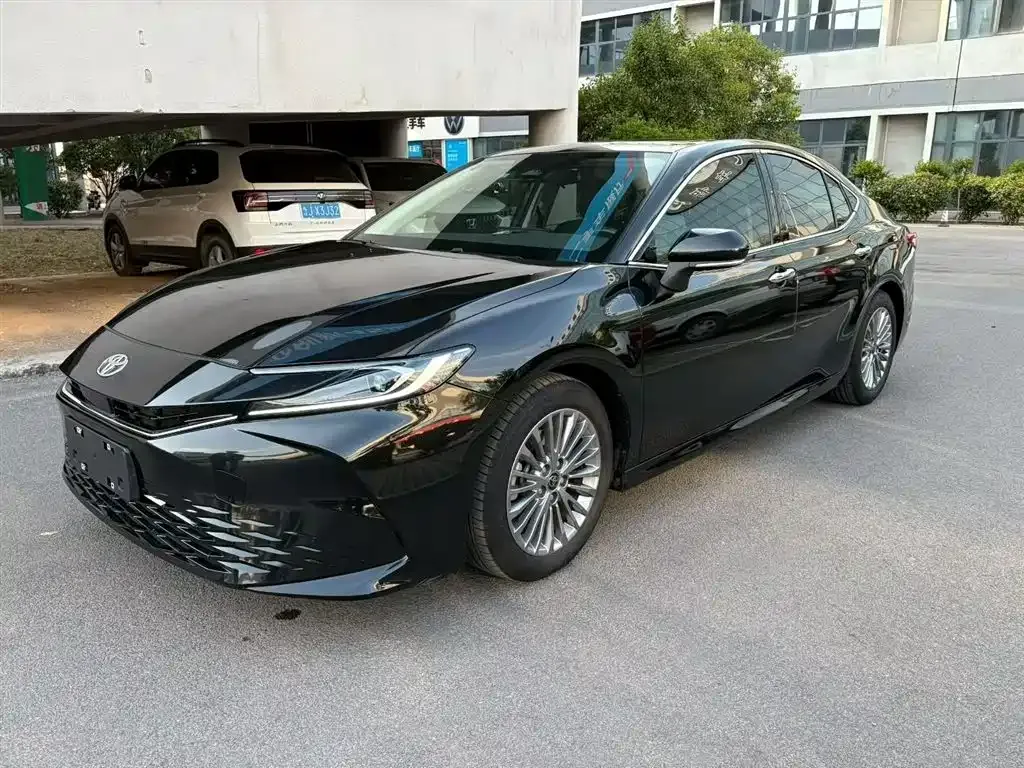 Toyota Camry — фото 1
