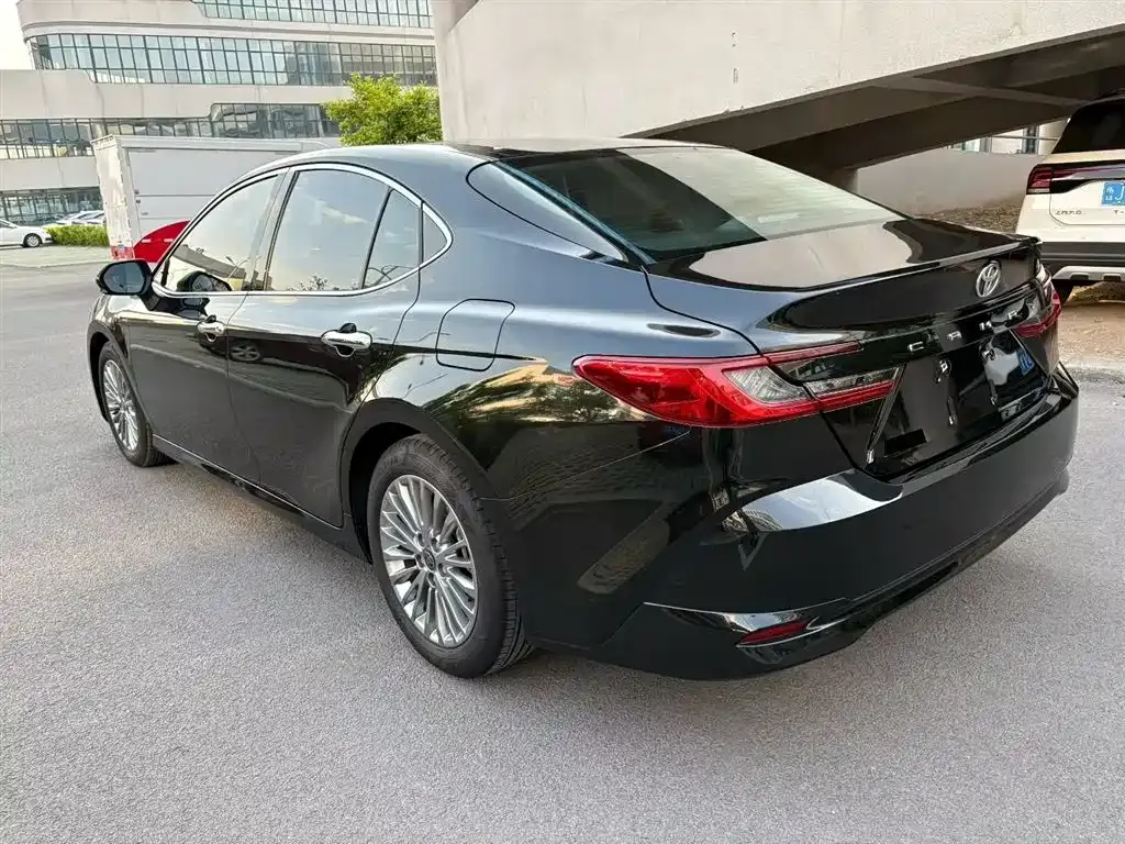 Toyota Camry — фото 2