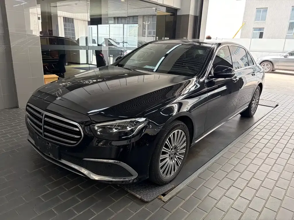 Mercedes-Benz E-Class — фото 1