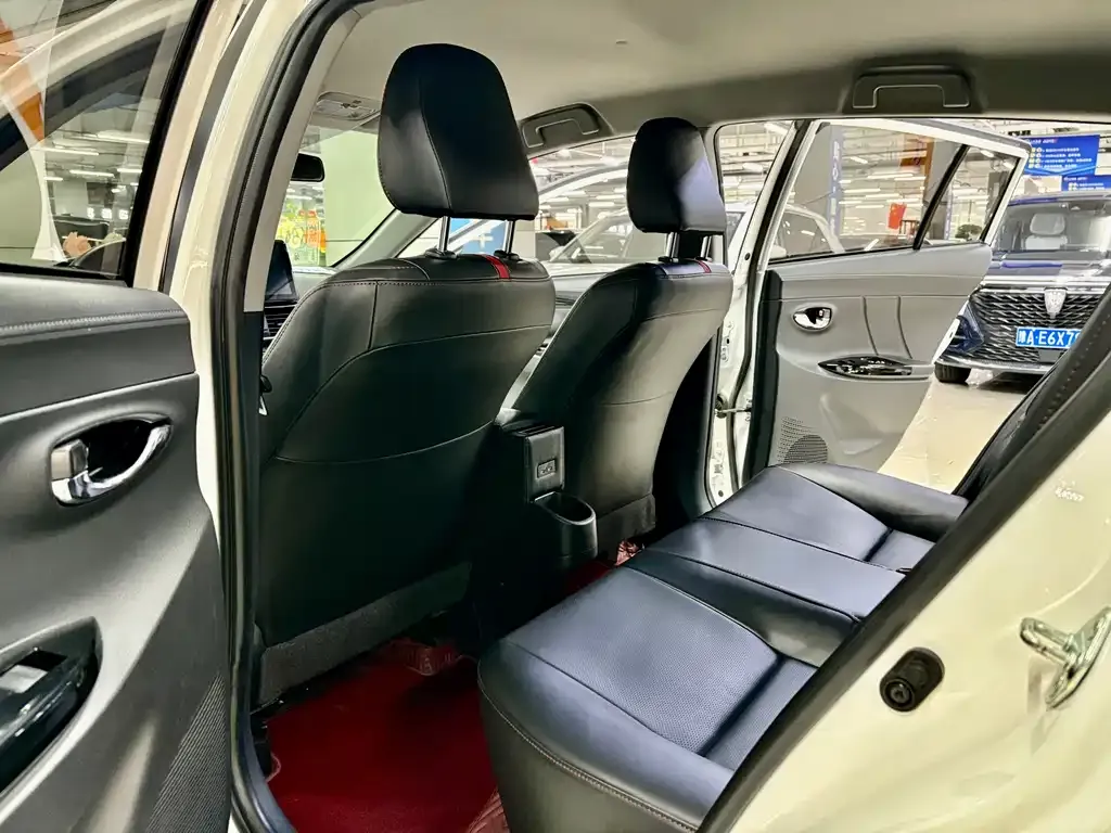 Toyota Yaris L — фото 6