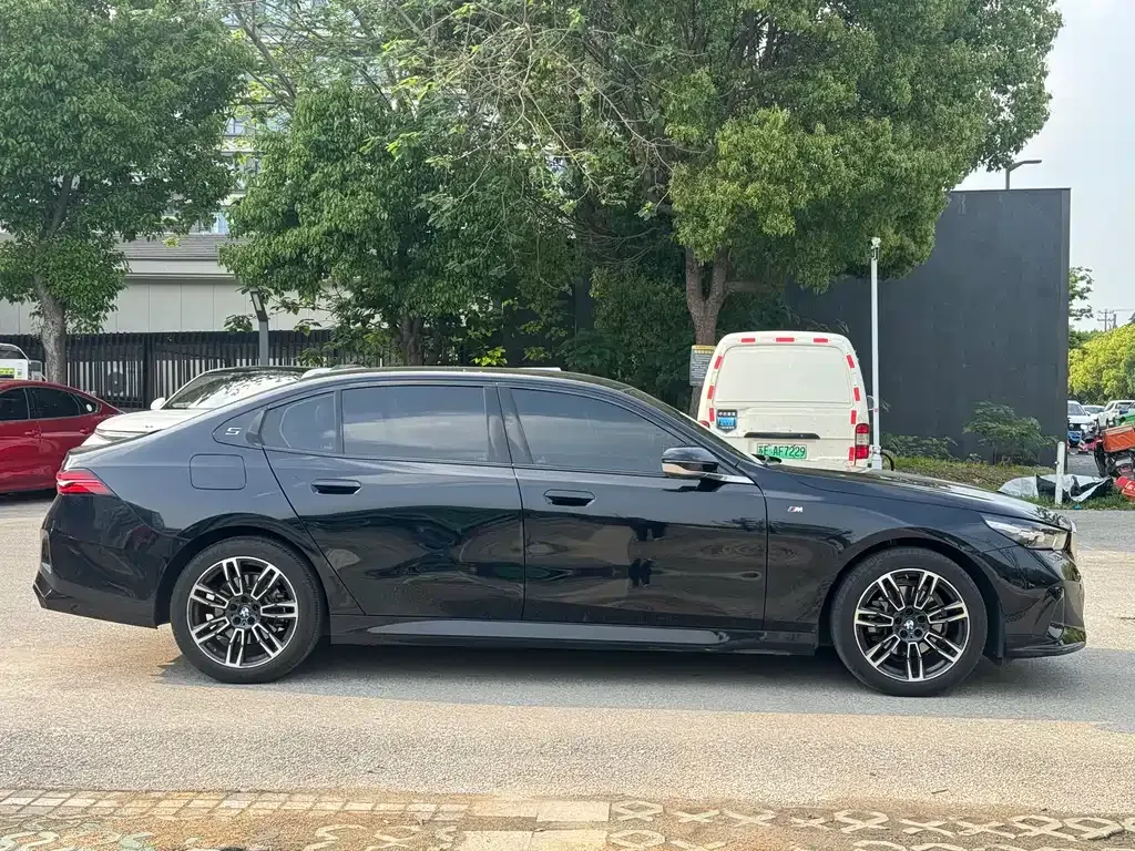 BMW 5 Series 2024 из CN, фото 9