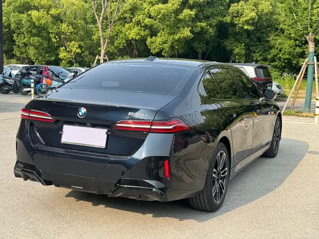 BMW 5 Series 2024 из CN, фото 10