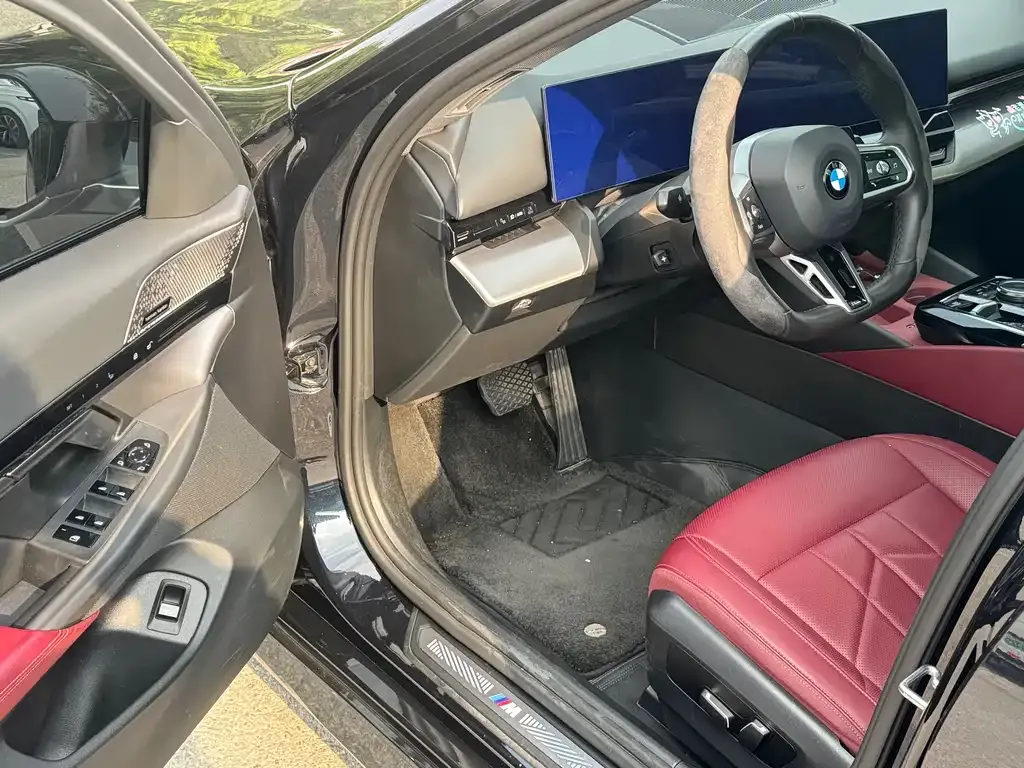 BMW 5 Series 2024 из CN, фото 2