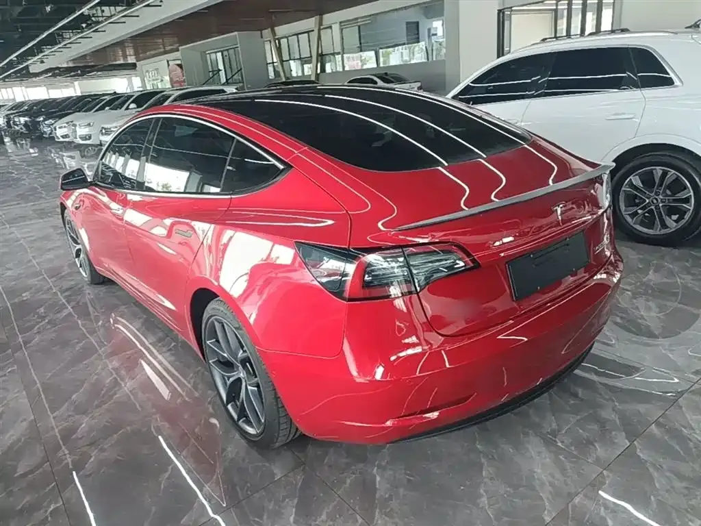 Tesla Model 3 — фото 9