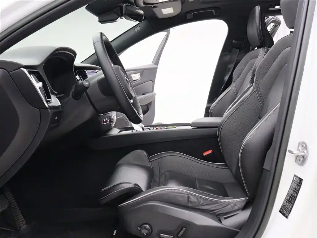 Volvo V60 2023 из CN, фото 3