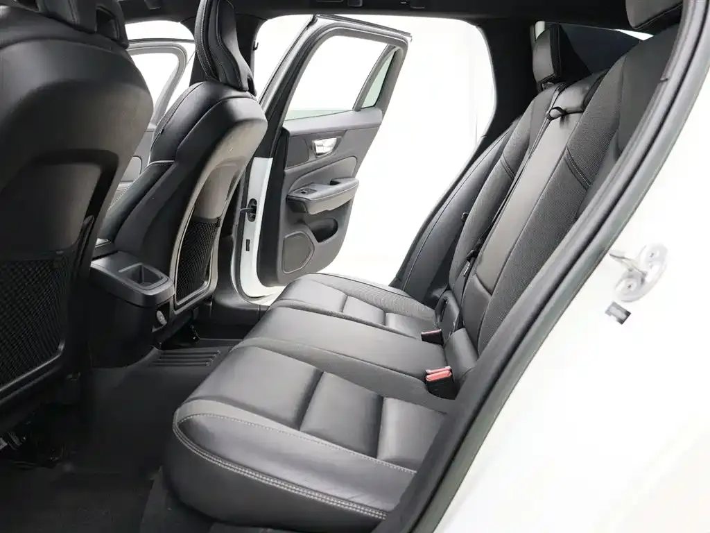 Volvo V60 2023 из CN, фото 2