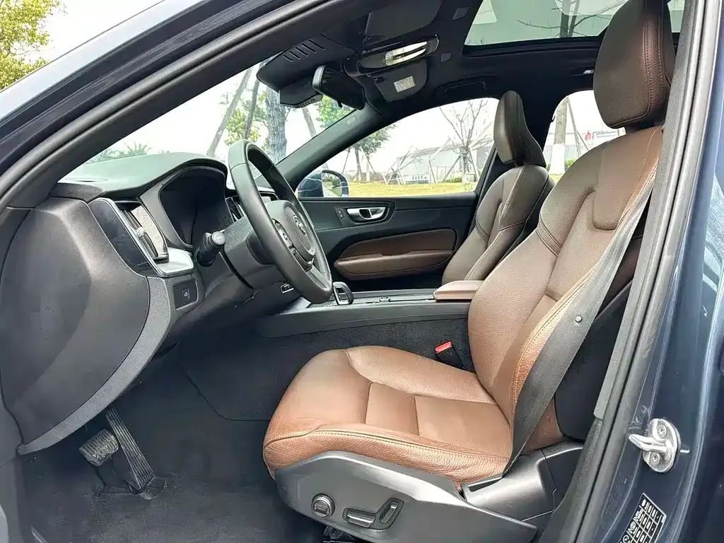 Volvo XC60 — фото 4