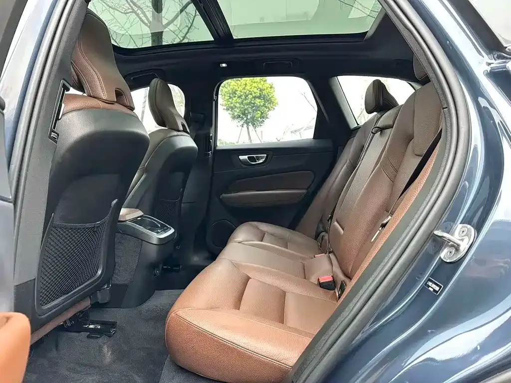 Volvo XC60 — фото 10
