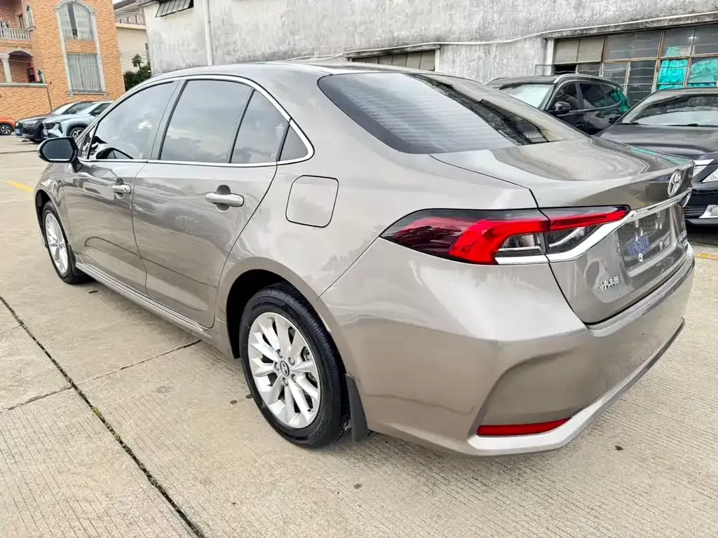 Toyota Corolla — фото 4