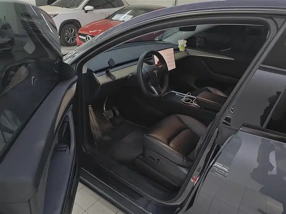 Tesla Model Y — фото 9