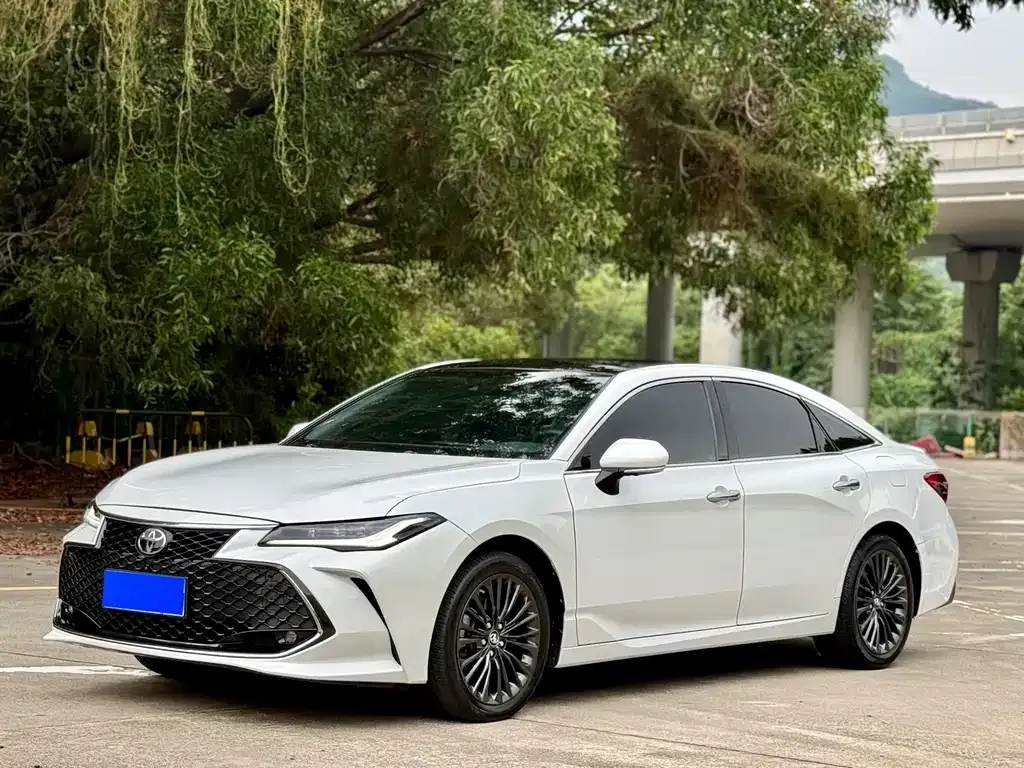 Toyota Avalon — фото 1