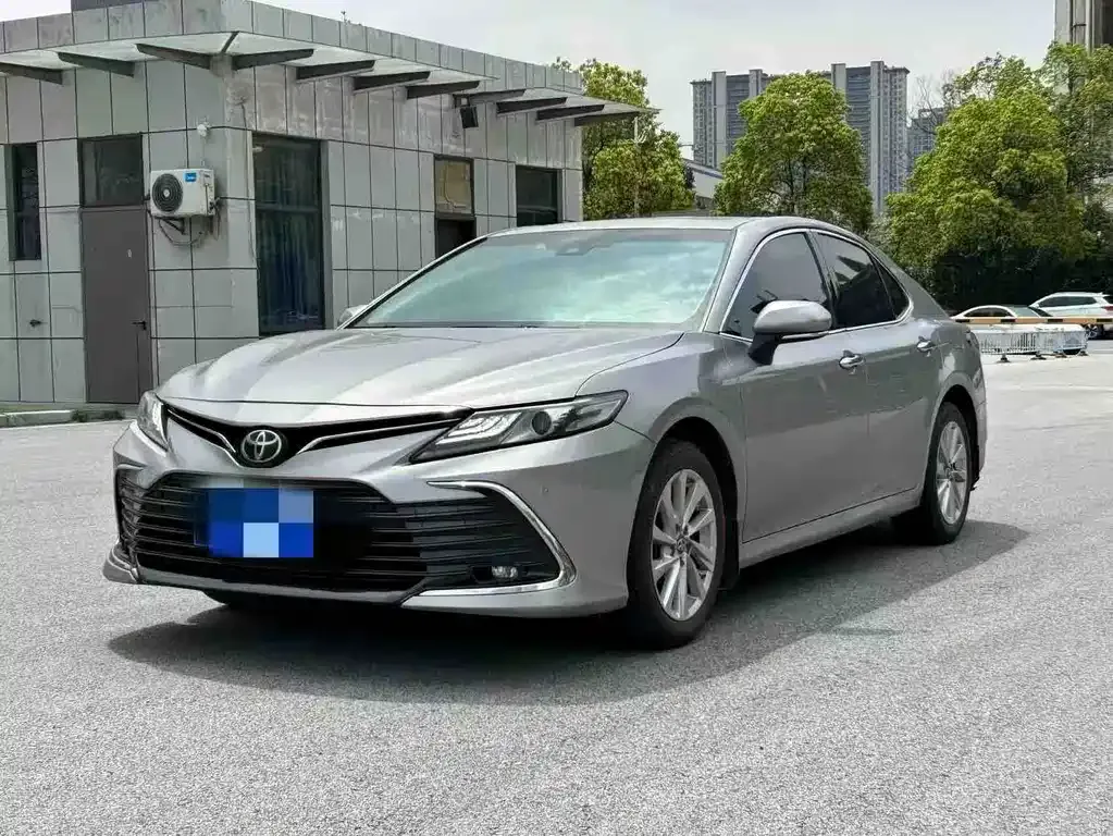 Toyota Camry — фото 1