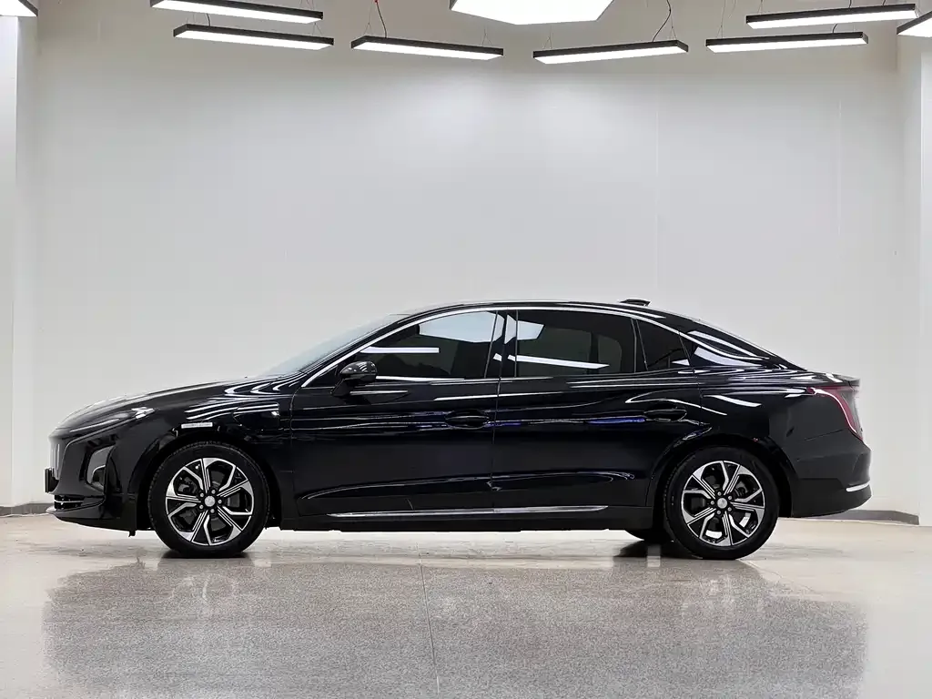 Hongqi E-QM5 2024 из CN, фото 6