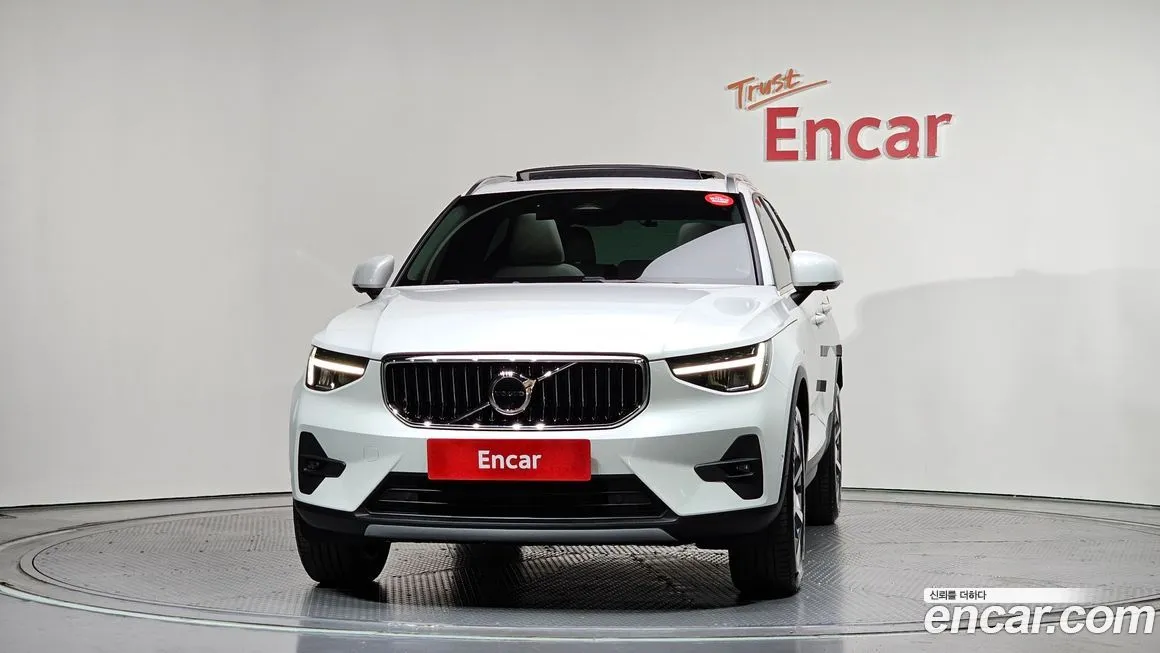 Volvo XC40 — фото 8