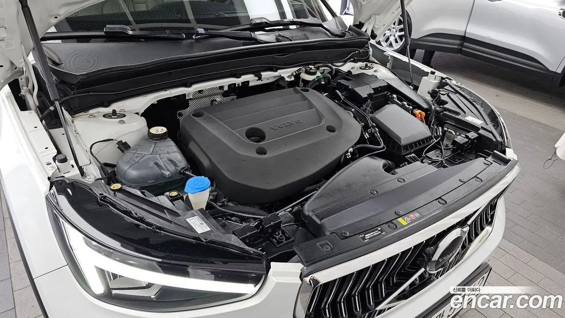 Volvo XC40 — фото 10