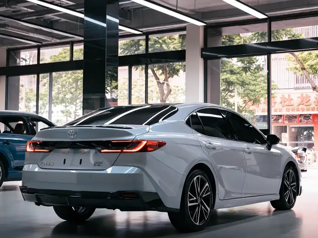Toyota Camry — фото 2