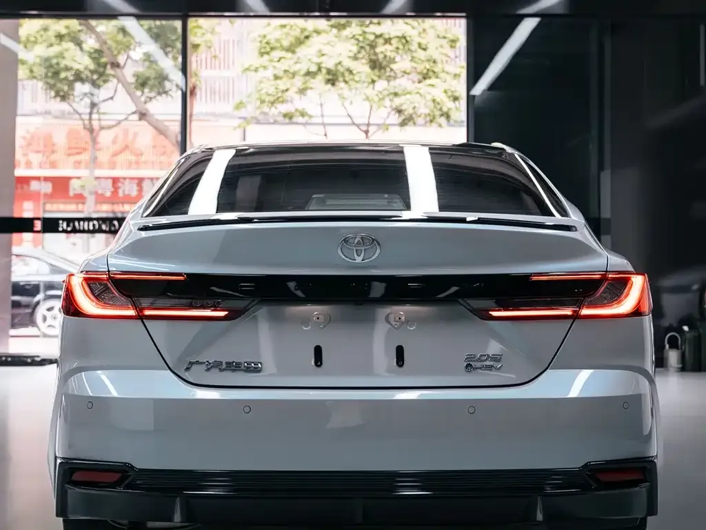 Toyota Camry — фото 8
