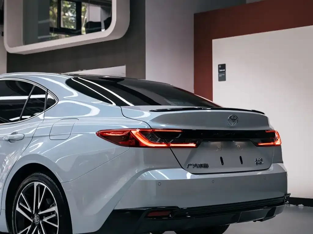 Toyota Camry — фото 3