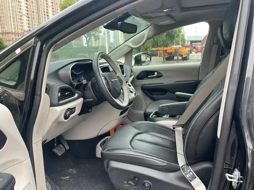 Chrysler Grand Voyager PHEV (Import) 2025 из CN, фото 2