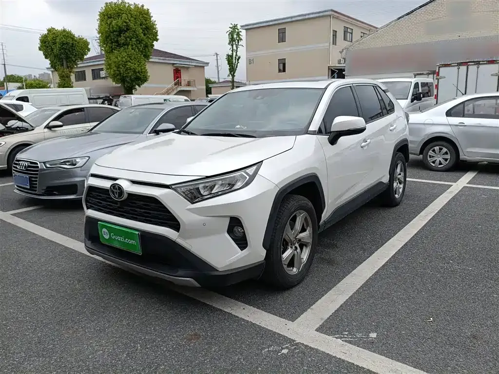 Toyota RAV4 — фото 1