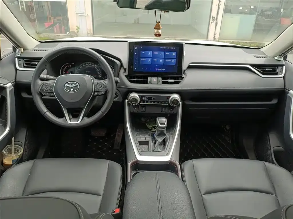 Toyota RAV4 — фото 3
