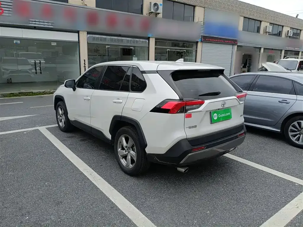 Toyota RAV4 — фото 8