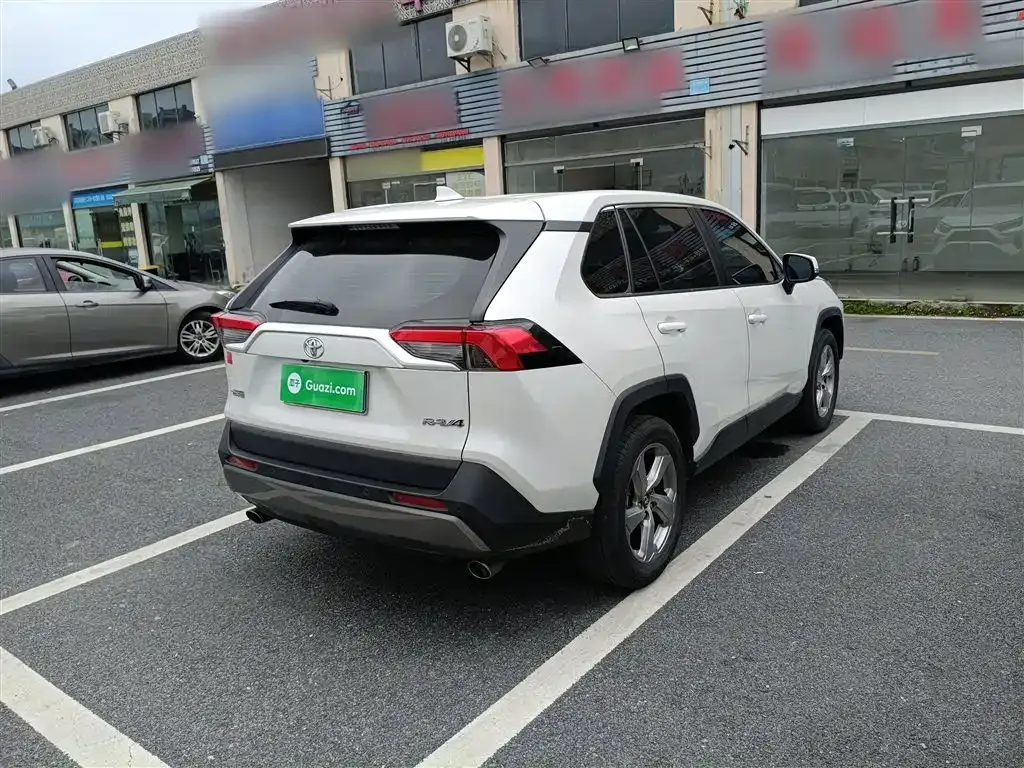 Toyota RAV4 — фото 6