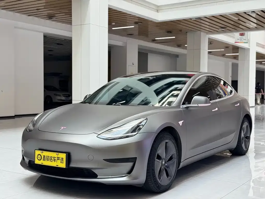 Tesla Model 3 — фото 1
