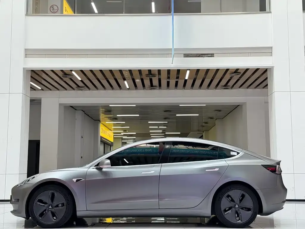 Tesla Model 3 — фото 10