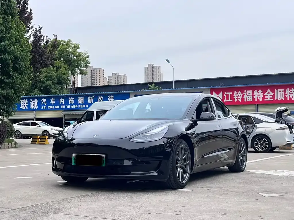 Tesla Model 3 — фото 1