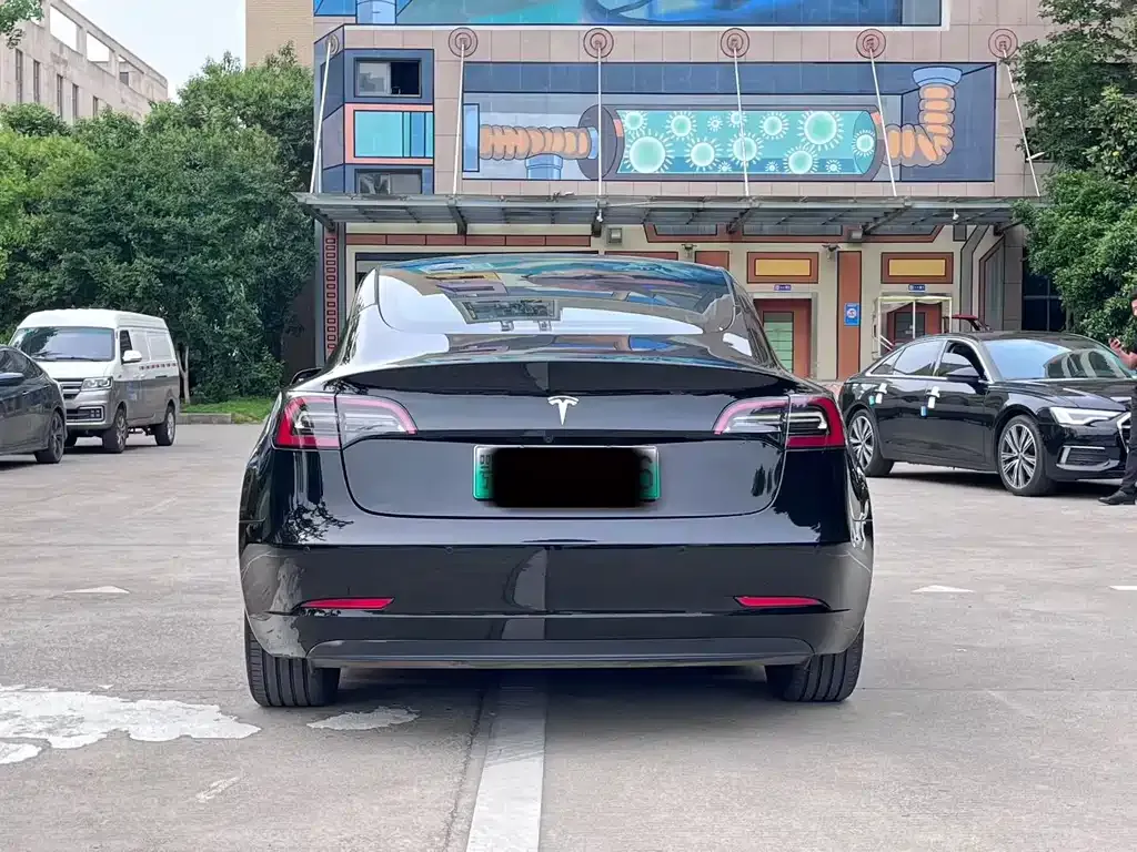 Tesla Model 3 — фото 4
