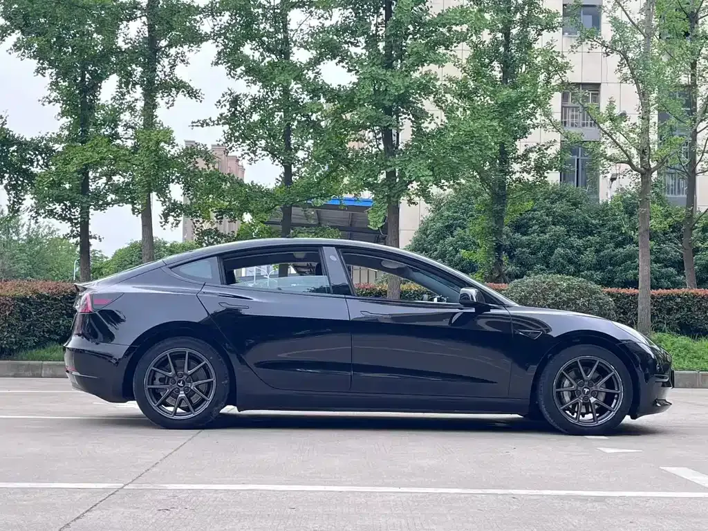 Tesla Model 3 — фото 7