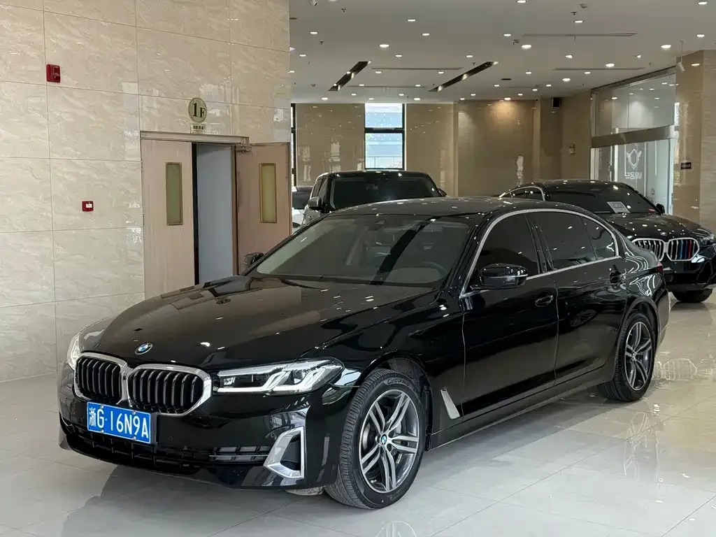 BMW 5 Series — фото 1