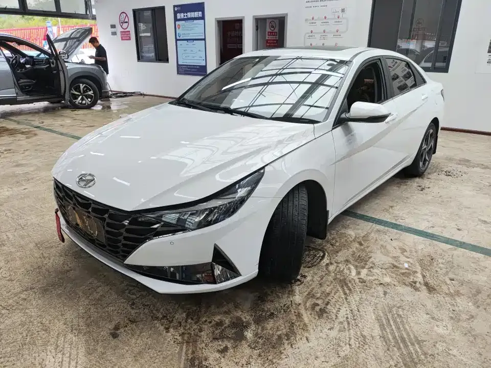 Hyundai Elantra — фото 1